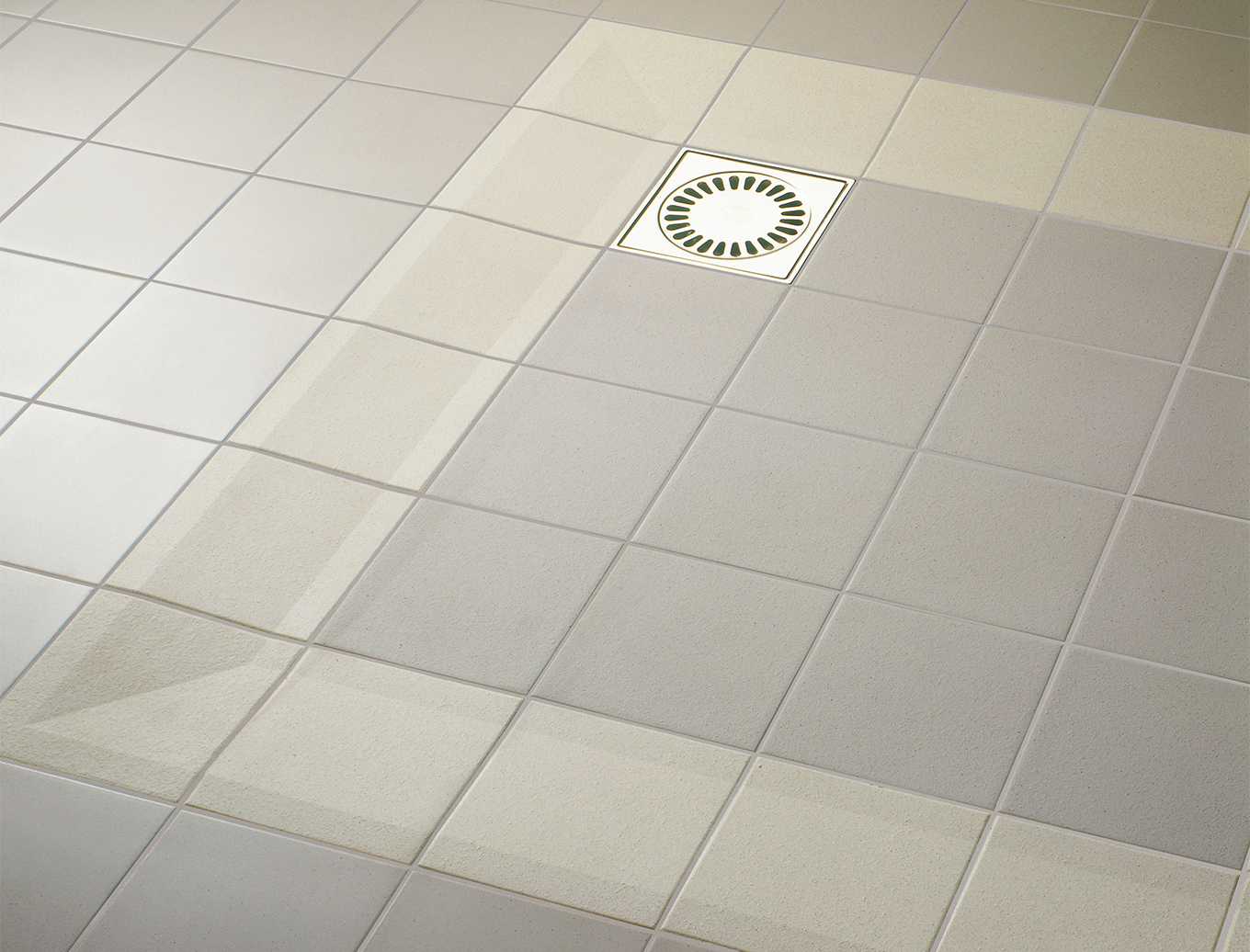 De douchehoek betegeld met een doucheputje